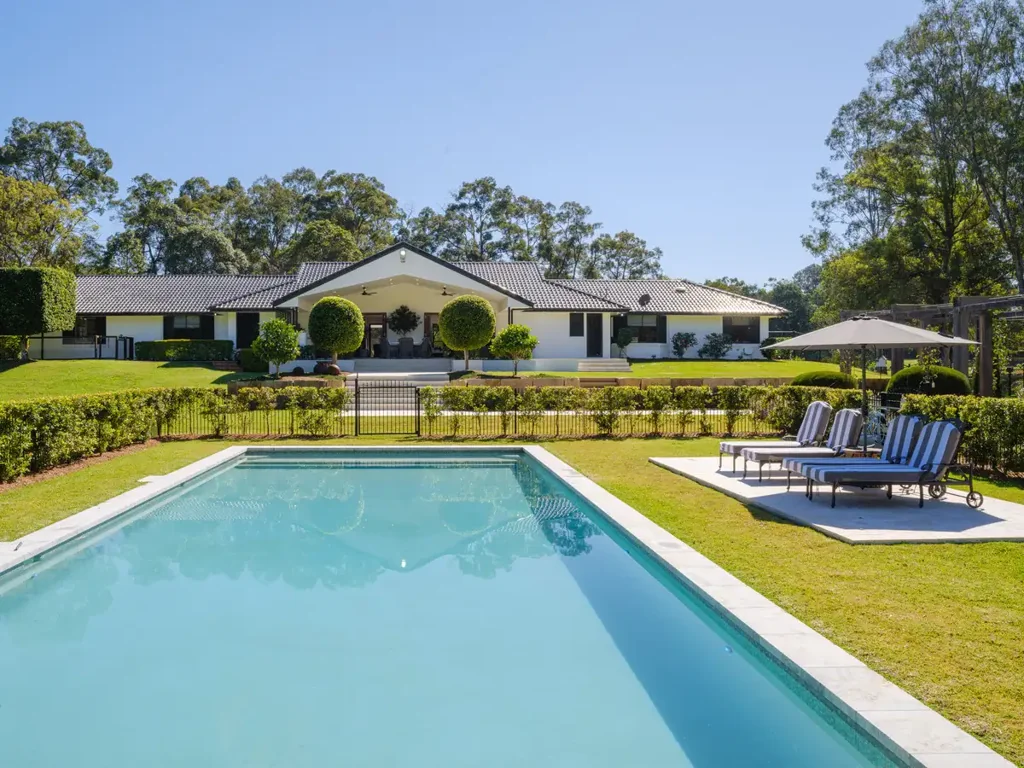 Bridgeman Downs 5Kwarto A Symphony of Nature and Luxury: 6.5 Acres of Resort Style Splendour