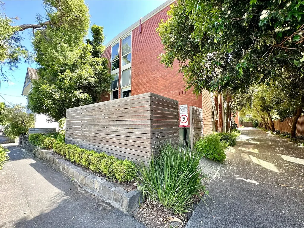 UNFURNISHED 2 bedroom ground floor apartment