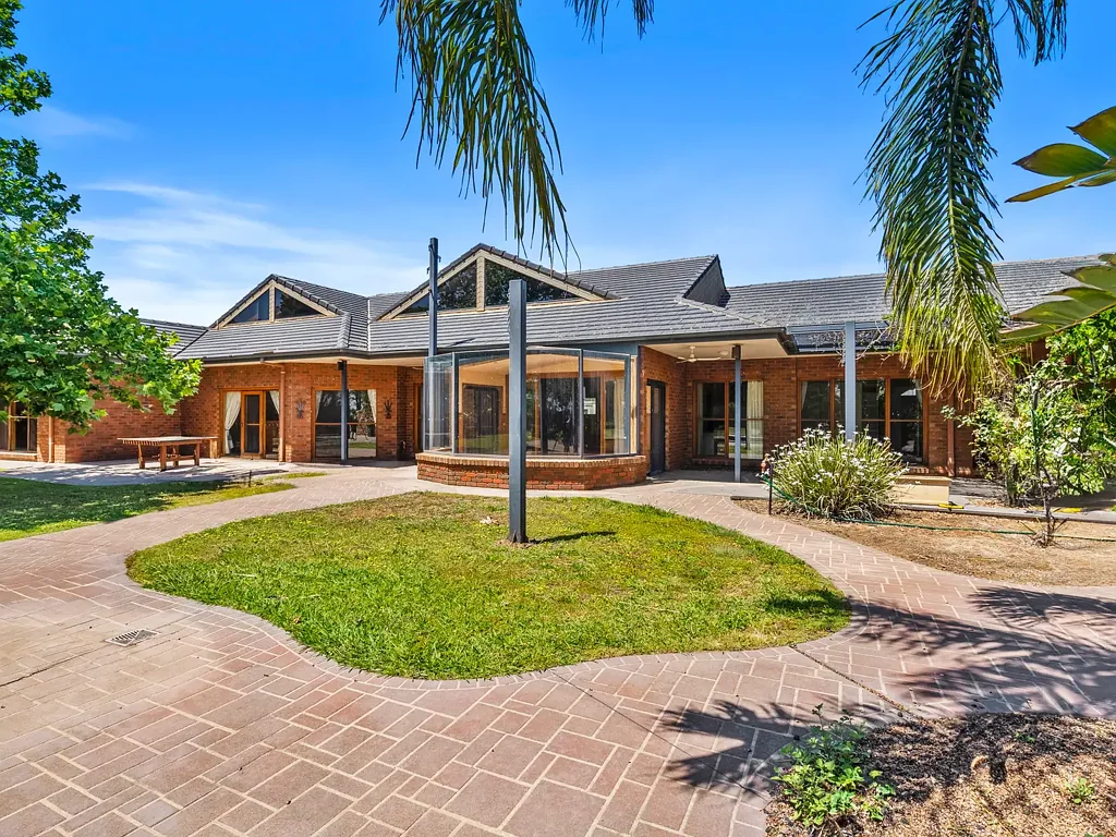 Numurkah 5房  Rare Dual-Parcel Opportunity – Lifestyle Residence on Nearly 14 Acres in Prime Location.