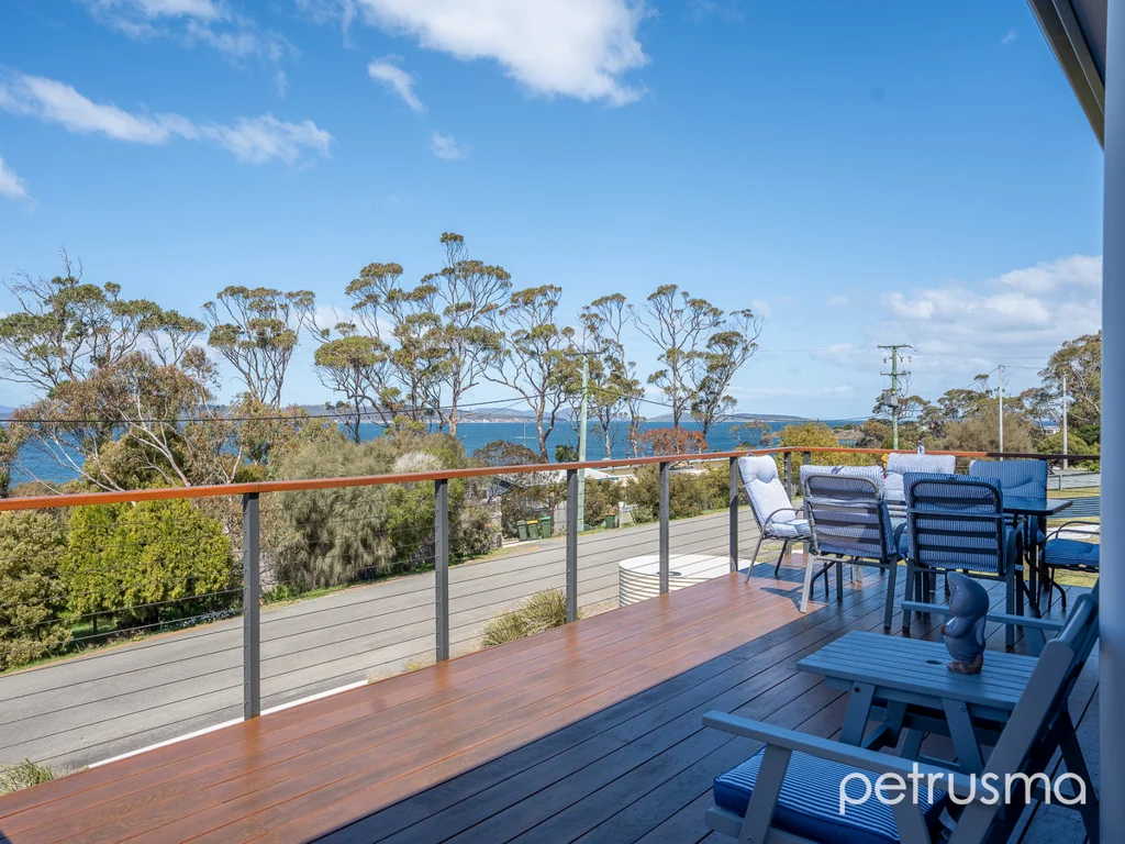 Primrose Sands 3 Bedroom Near new, 180 degree panoramic views of Norfolk Bay!