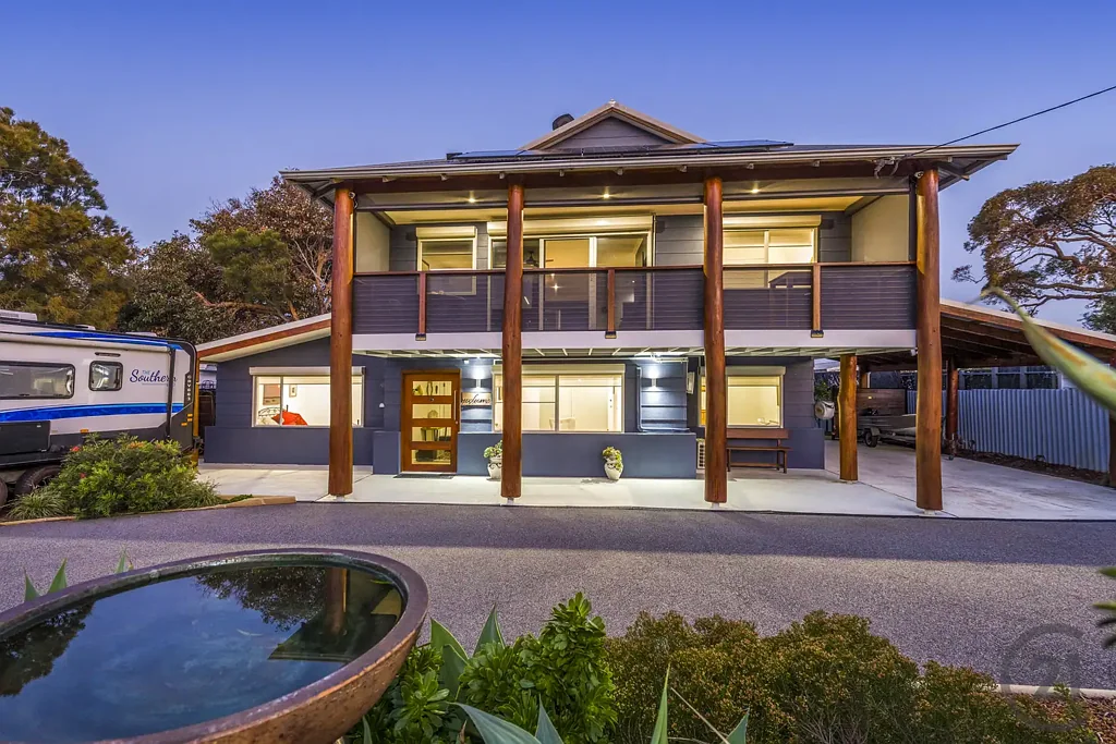 Falcon 5chambre Falcon's Rare Dual-Water-View Family Home