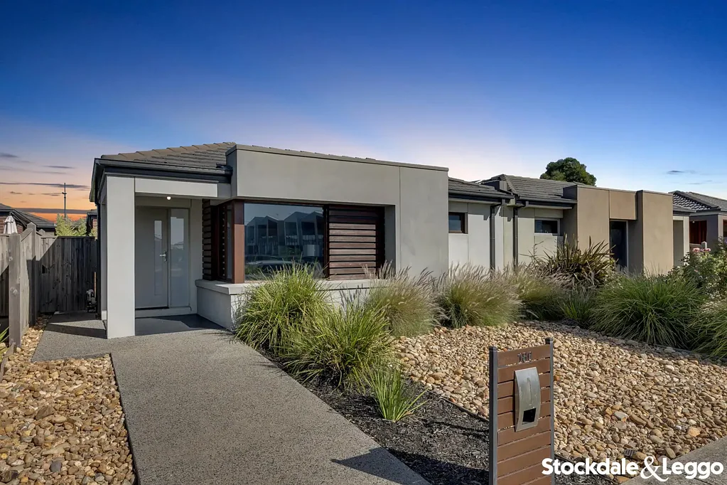 BEAUTIFUL 4 BEDROOM FAMILY HOME FOR RENT IN POINT COOK !!