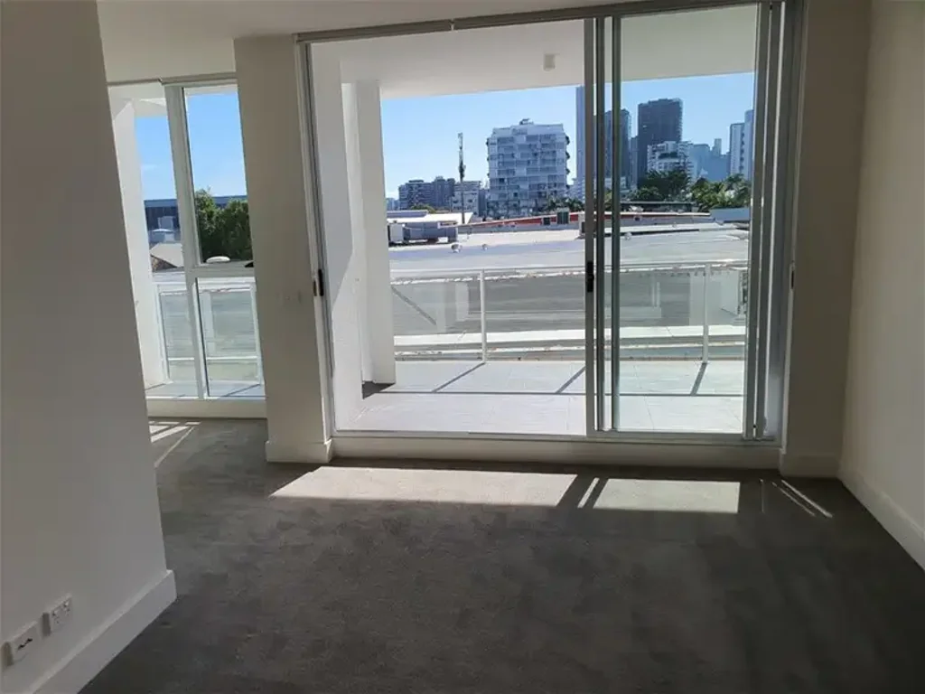 Air-conditioned 1 Bedroom Apartment - walk to schools, bars/cafes, public transport and the Brisbane River