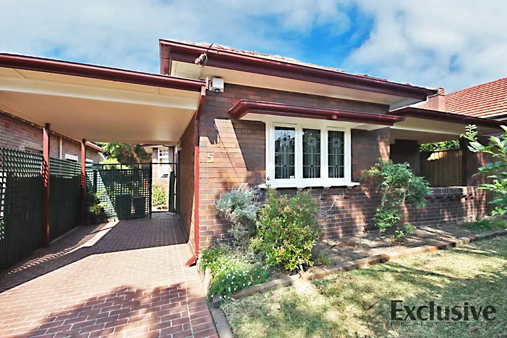 Spacious 3-Bedroom Home with Garden Bliss!