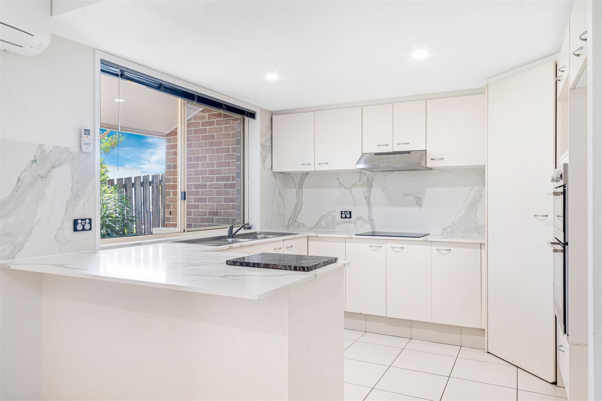 LAKE HERON VILLAS UNIT 46 2 CASSOWARY DR, BURLEIGH WATERS QLD 4220, 0 rūma, 0 rūma horoi, Townhouse