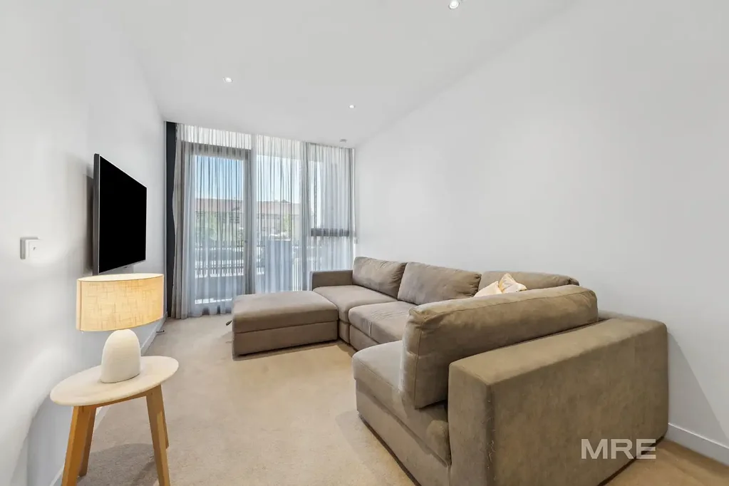 Designer on apartment plus enclosed study/multi-purpose room