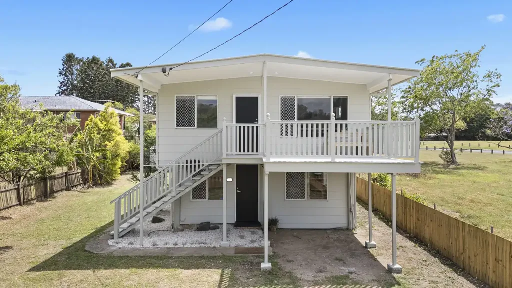 Goodna 3房 宽敞610m²地块 现代厨房优质电器 楼下双厨浴室 家庭双居灵活布局 步行学校商店交通 Renovated Home with immense Potential!