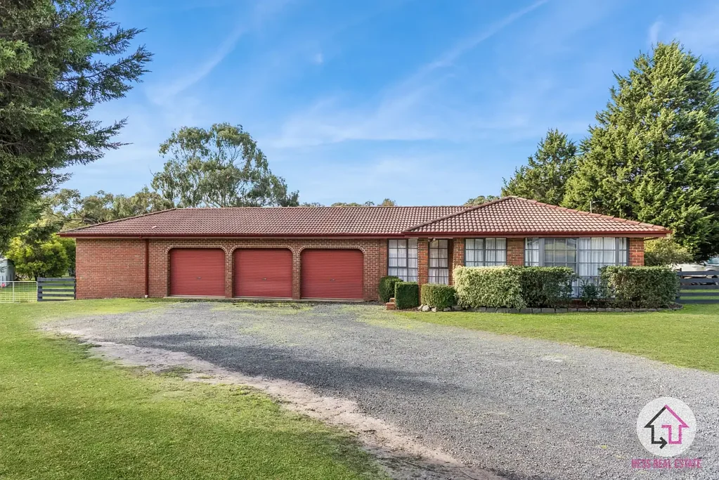 Wallan 3 Bedroom LARGE FAMILY HOME ON OVER AN ACRE IN A COURT LOCATION