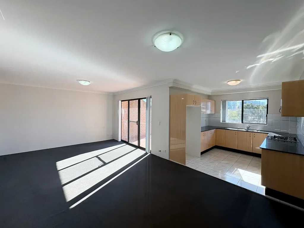 MODERN, SPACIOUS 2 BEDROOM APARTMENT. FANTASTIC LOCALE.