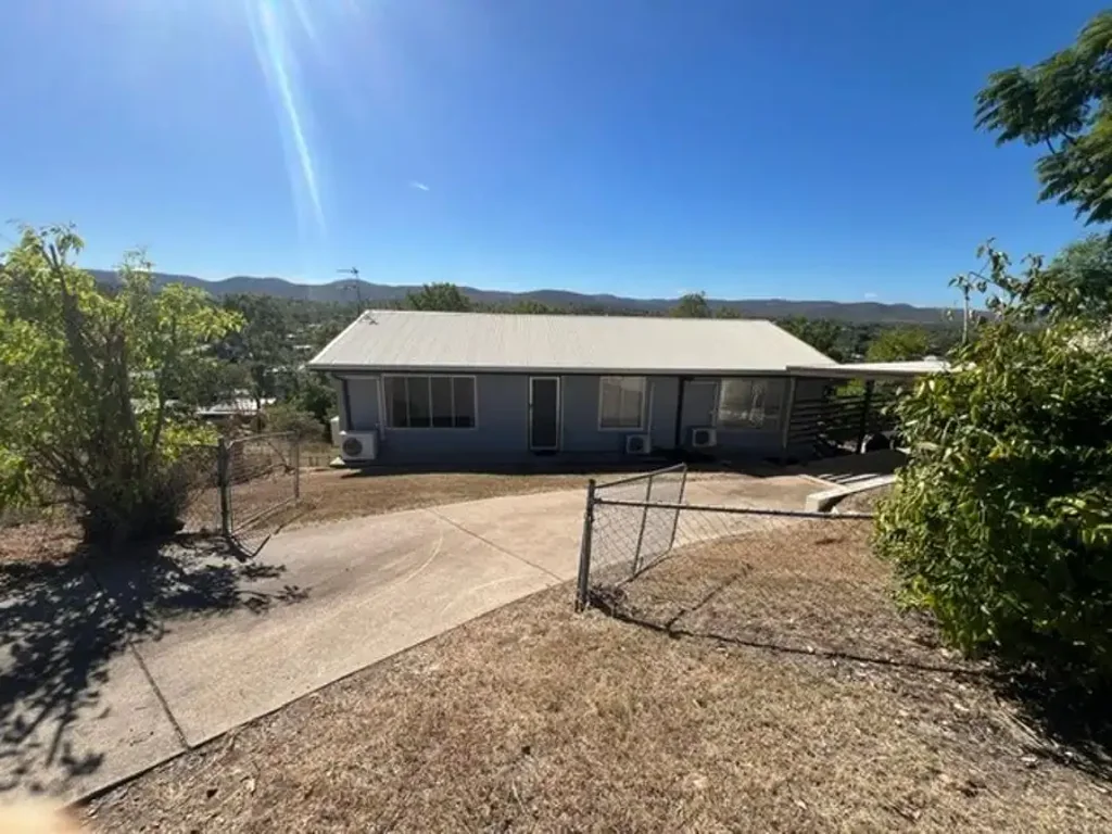 Collinsville 3 Slaapkamer MAGICAL VIEWS+ BREEZE AWAITS-  3 Bedrooms, 1 Bathroom, Airconditioning + Fans