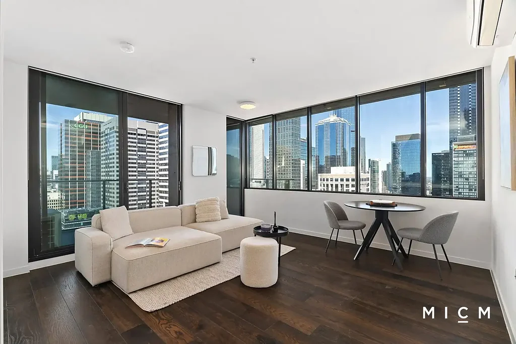 Melbourne 2ਬੈੱਡਰੂਮ Sleek City Entertainer with a Stunning Aspect from a Corner Setting