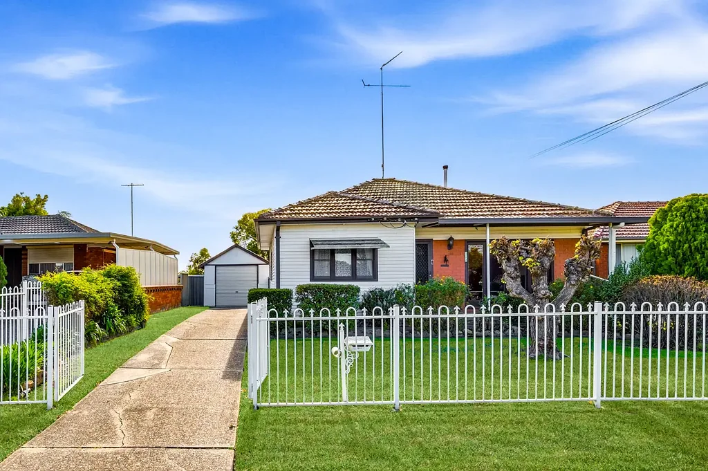Penrith 4침실 Prime Penrith Location, R3 Zoned 802sqm Block!