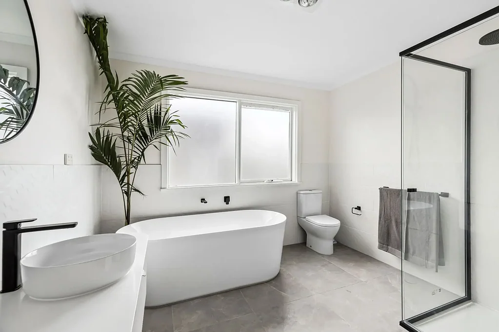 Barwon Heads 6房  Coastal Retreat in central location- Private Inspections upon request only!