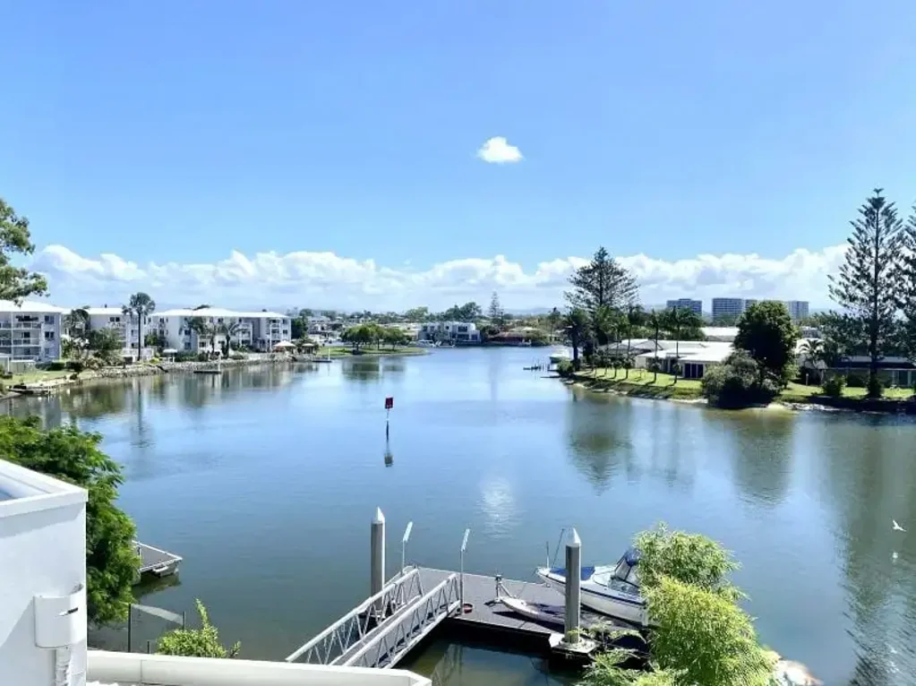 Biggera Waters 2બેડરૂમ STUNNING VIEWS OF BIGGERA CREEK FROM FANTASTIC 2nd FLOOR APARTMENT + MARINA BERTH