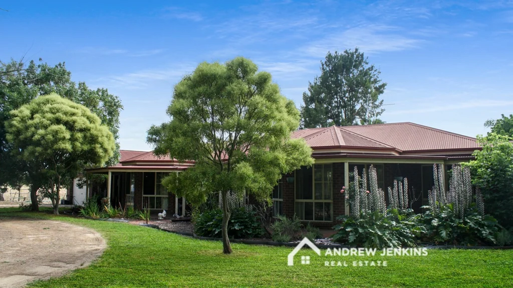 Yarroweyah Quality Home - Private Oasis