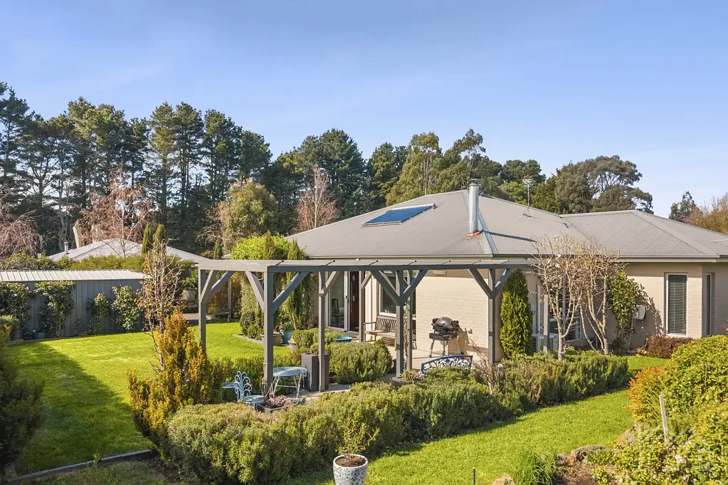 Trentham 3 Bedroom Contemporary Country Living in a Private Garden Sanctuary