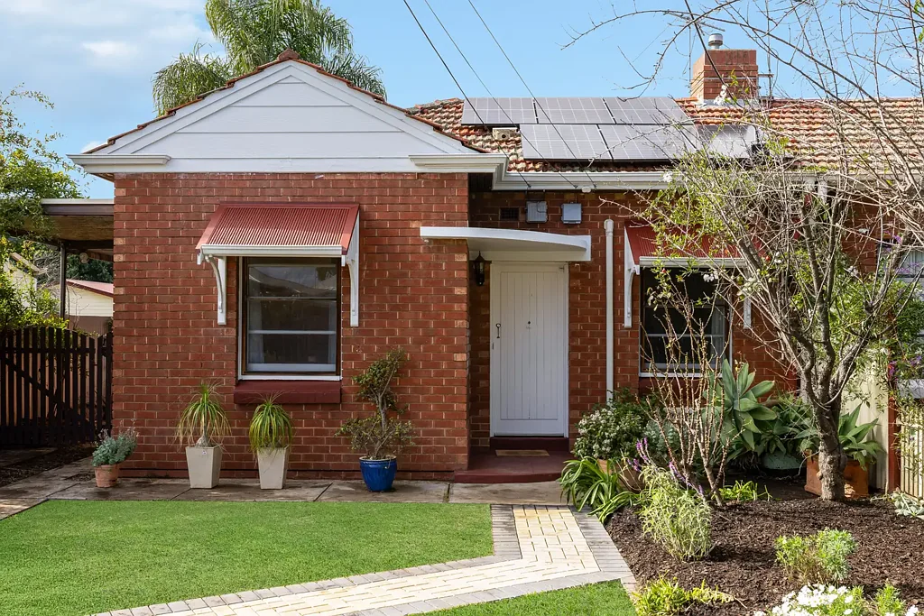 Kilburn 3Kwarto Beautifully Updated Character Home with a Versatile Detached Studio