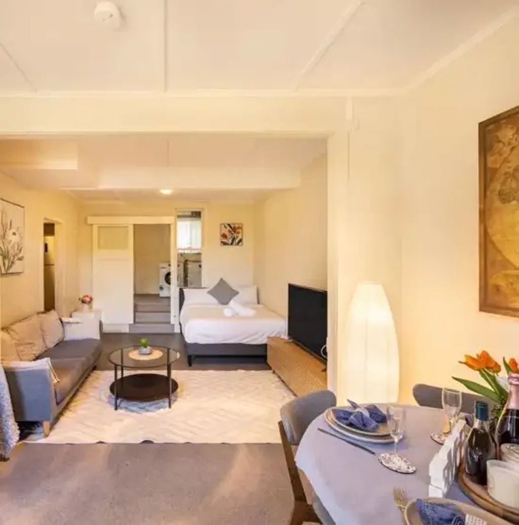 Beautifully renovated Unit in Yeronga - Fully Furnished.