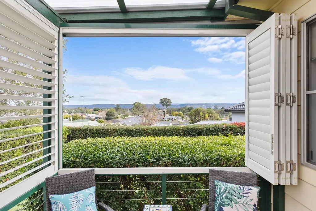 South Penrith 4房 South Penrith热门地段 四卧宽敞舒适 车库后院私享 便利学校交通 Exceptional Family Living with Spectacular Views