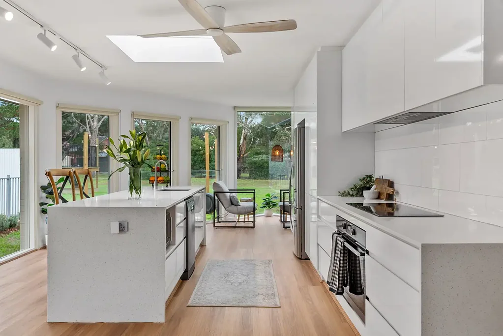 Riddells Creek 4房  Contemporary Country Living on an Acre in Central Riddells Creek