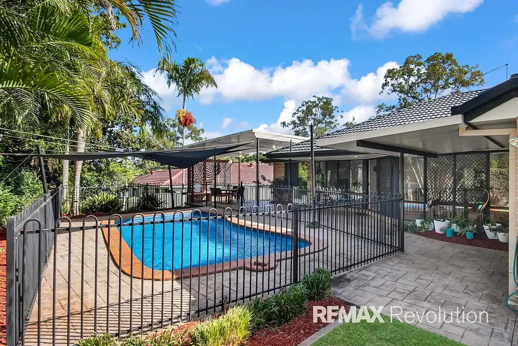 Cornubia 4 Slaapkamer Spacious Family Living with Poolside Entertaining on a Huge Corner Block!