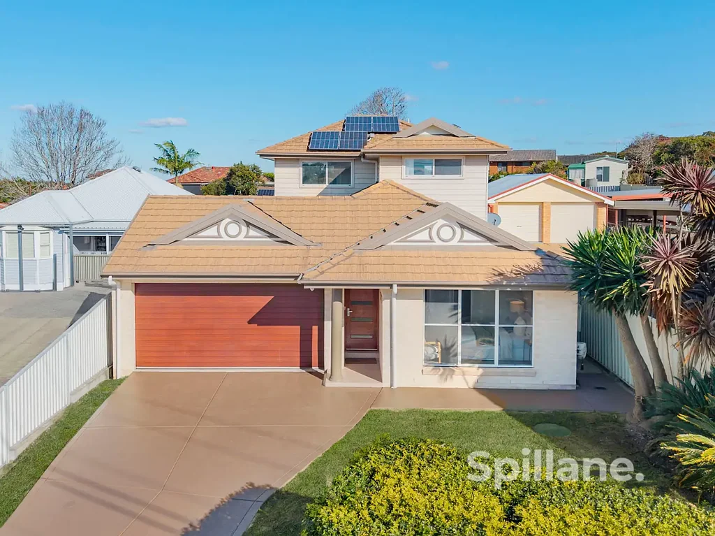 Charlestown 5Phòng ngủ Spacious Family Entertainer with Flexible Living Options
