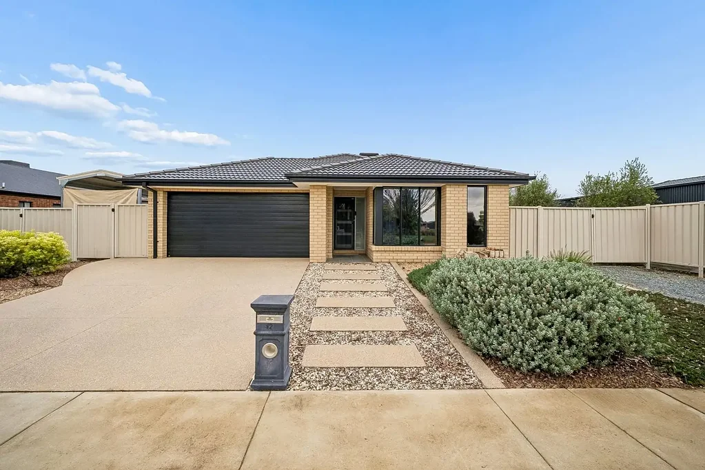 Mooroopna 3Moenga Space, Style & Serious Side Access — This One Has It All!