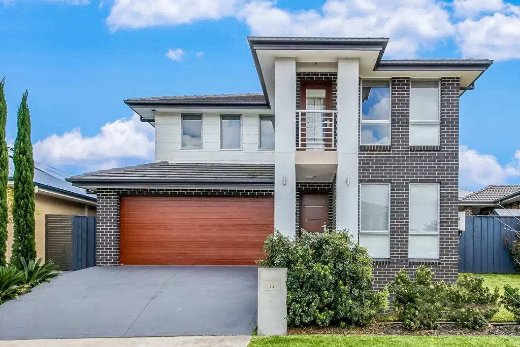 🏡 Elegant Home with Theatre, solar panels for saving big $$$