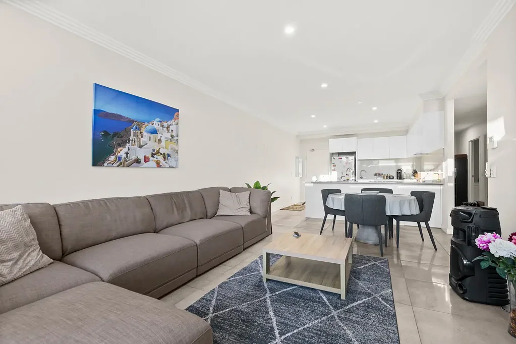 Large 3 Bedroom Apartment With 2 Carspaces