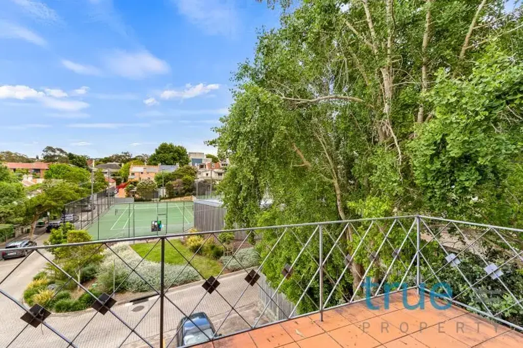 IDEALLY LOCATED TOP FLOOR APARTMENT IN FANTASTIC SOUGHT AFTER LOCALE
