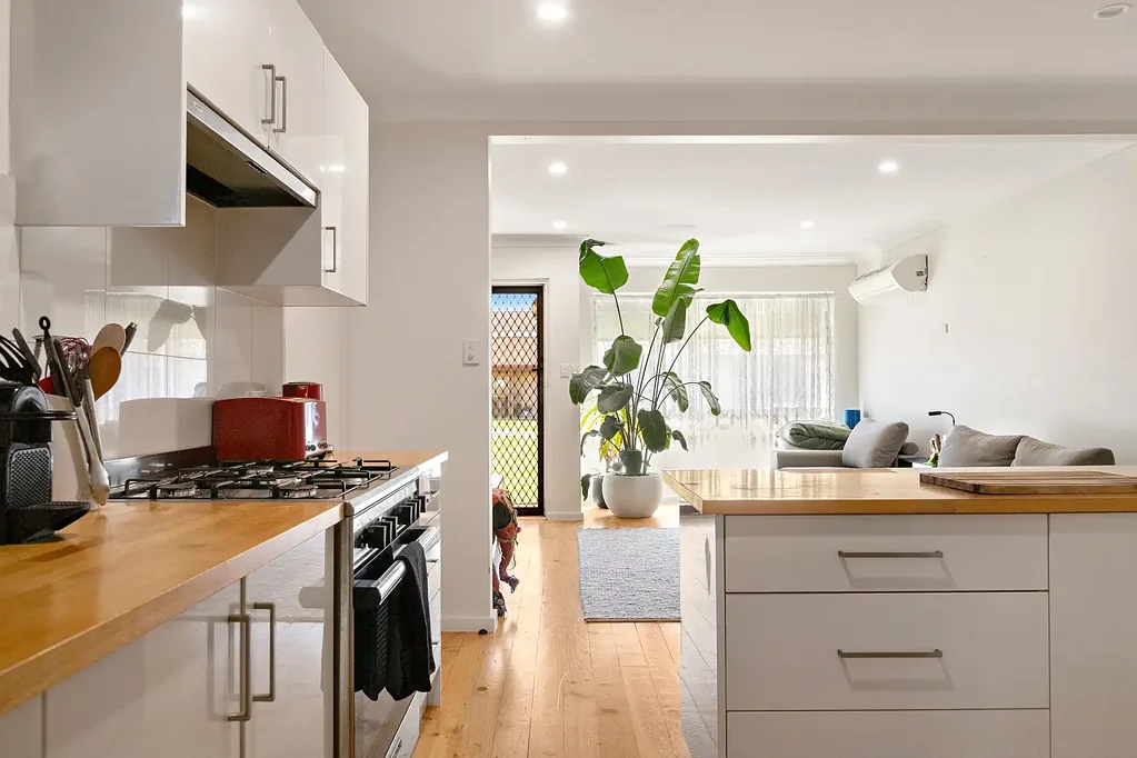 Glenelg North 2房  Modern Unit Living Moments from the Beach