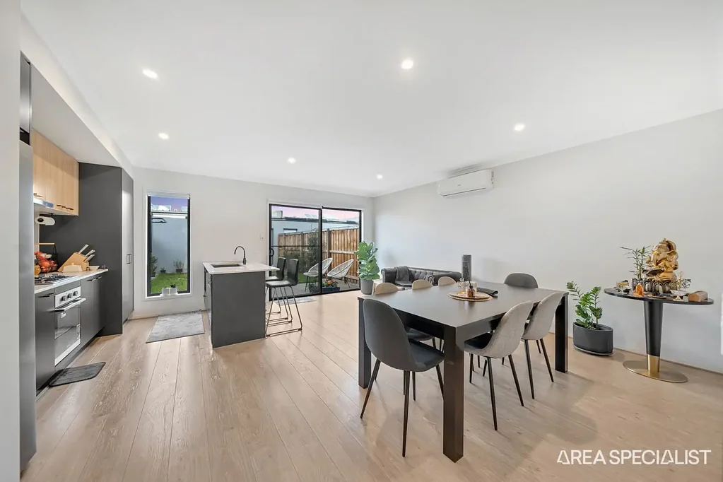 Thornhill Park 3 Bedroom THE BRIEF: PARK
FACING NEXT TO LOCAL SCHOOL / NO BODY CORP / ALREADY RENTED
