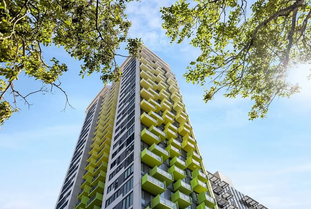 EXCELLENT FULLY FURNISHED TWO BEDROOM APARTMENT IN THE HEART OF ADELAIDE CBD