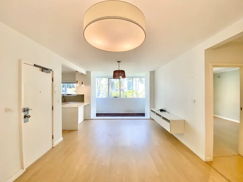 Spacious 3 Bed Apartment with Auto Lock Up Garage
