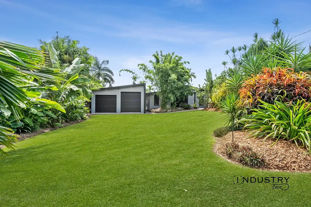 Trinity Beach 4房  The Ultimate Family Entertainer | 10.5m x 7.9m Shed on 1203m2 block
