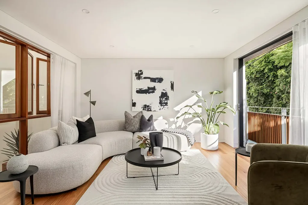 Surry Hills 3房 精致翻新巷道住宅
户外连接捕光空间
中心地段，步行至商圈
高规格装饰，石材定制
中央空调，主卧带阳台
两屋顶露台，城市景观
隐私隔离，地下车库 Multi-level city home with rooftop in secret laneway