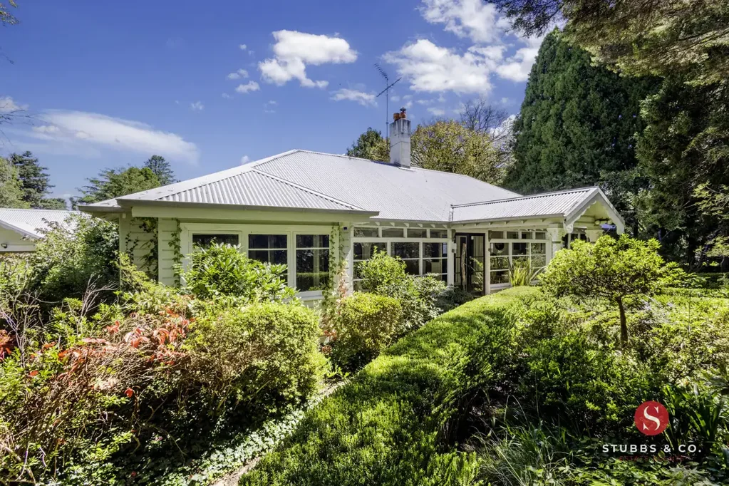 Leura 4ਬੈੱਡਰੂਮ 'Dean Park': A Timeless Weatherboard Residence in Prestigious Leura