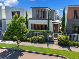 40 Spitfire Banks Drive, Pelican Waters