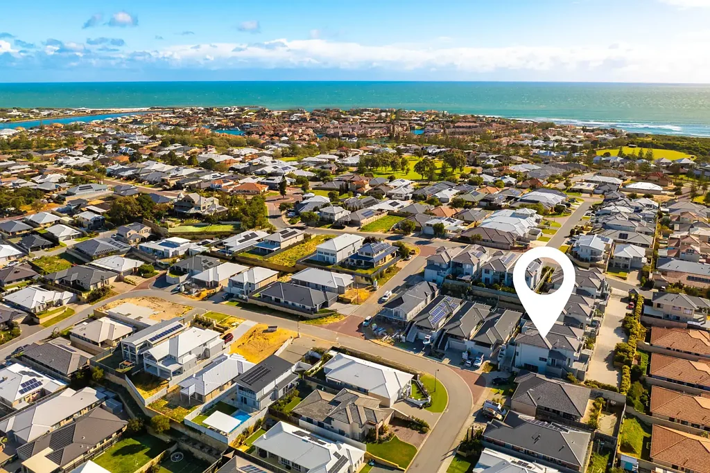 Wannanup 4房  Coastal Retreat with Sweeping Views – Spacious 4x3 Villa in Secure Complex