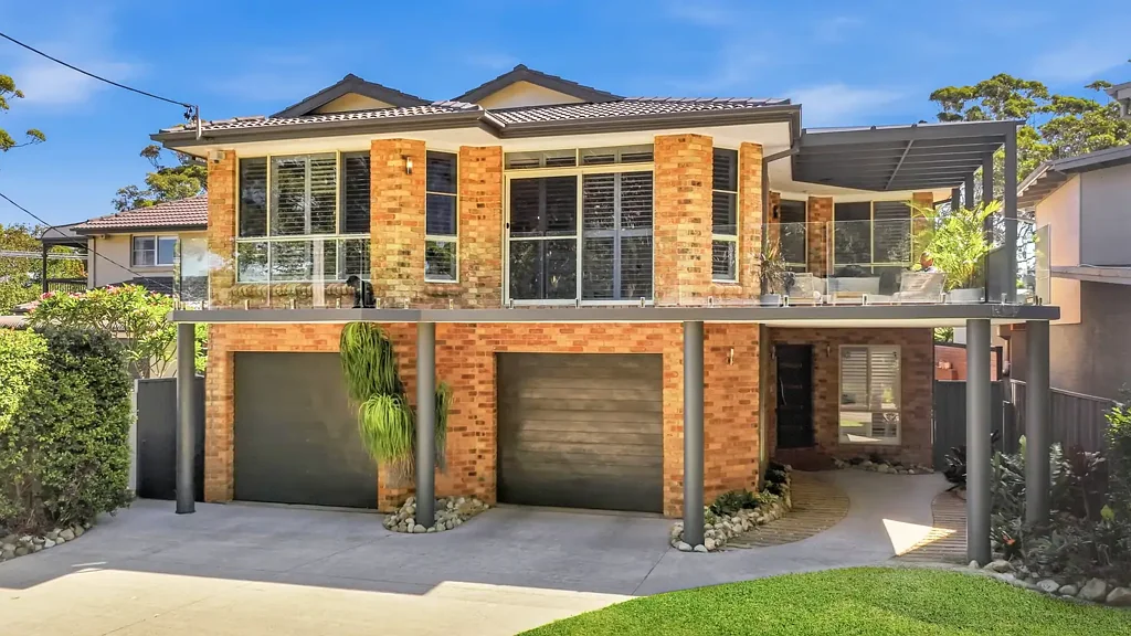Bateau Bay 4Kwarto Spacious coastal home with dual-living flexibility opposite the beach