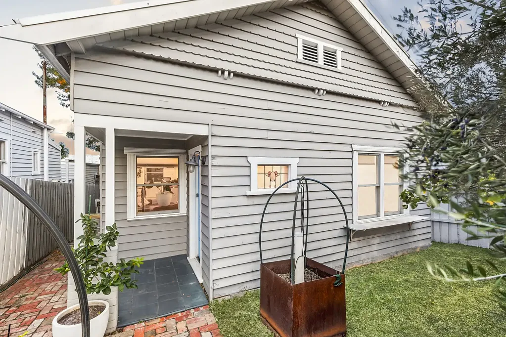 South Geelong 2chambre Charming Weatherboard Character with Riverside Position