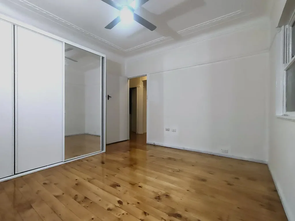 Perfect condition with AC units. Quiet and convenient. Hidden gem in heart of Seven Hills.