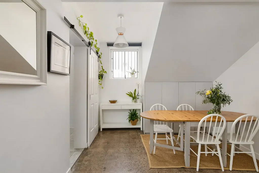 Marrickville 2房 抛光混凝土地板 定制倾斜天花板 宽敞起居区 独立宽敞厨房 两间大卧室 现代浴室 步行可达交通 邻近餐饮公园 Modern two-bedder in prime village setting