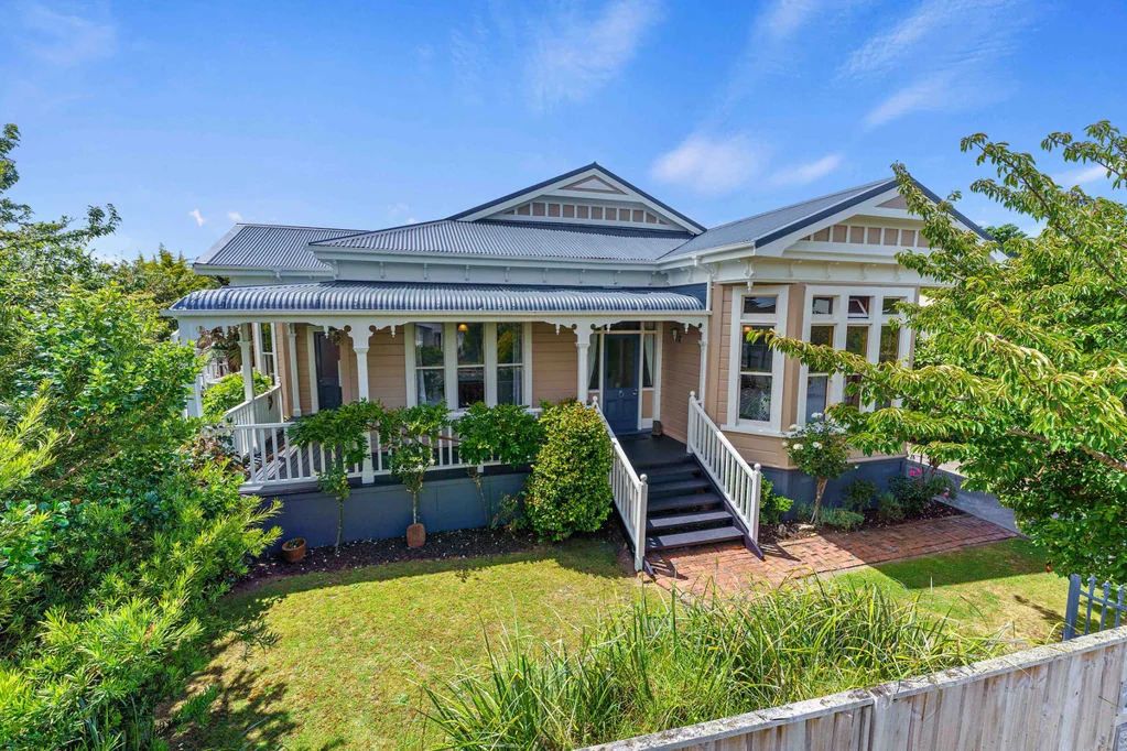 Raumati Beach 4房  A Villa Built for Now. And Whatever Comes Next.