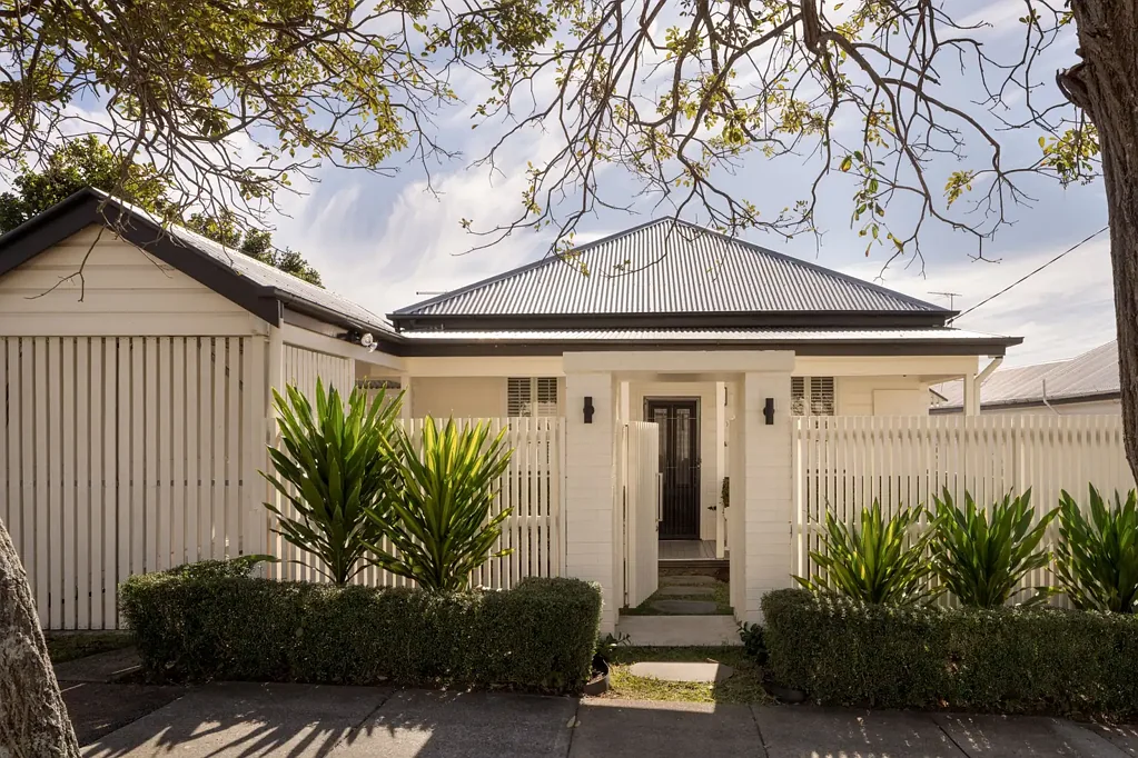 Ascot 3Phòng ngủ Timeless Charm and Garden Oasis in a Premier Ascot Pocket
