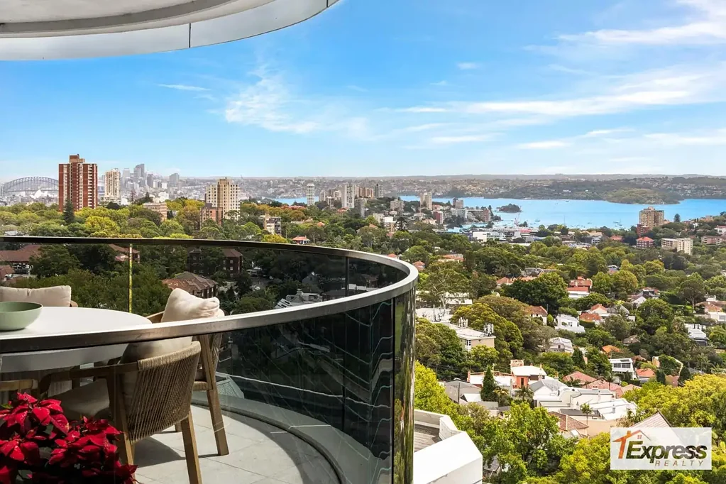 NORTH-FACING LUXURY WITH ICONIC HARBOUR VIEWS