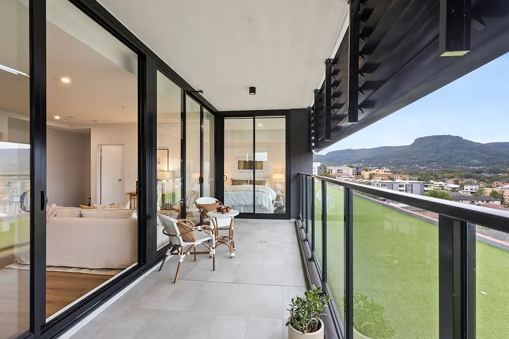 Wollongong 2房 顶层景观开阔 北向城市悬崖 安全大楼对讲机 浮木地板镜柜 地下车位储物 NBN畅享生活 Penthouse Apartment with Sweeping Northerly Views