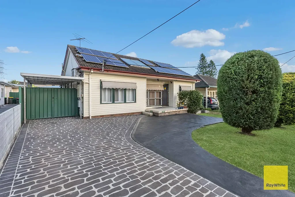 Doonside 6 Bedroom House and Granny Flat in Prime Walk-to-Everything Location