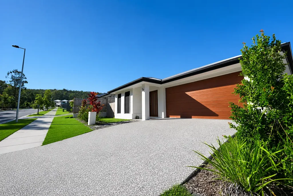 Yarrabilba 4房 高耸的斜屋顶，超大后院和房车侧面通道！ Soaring Raked Ceilings, Massive Backyard & Caravan Side Access!