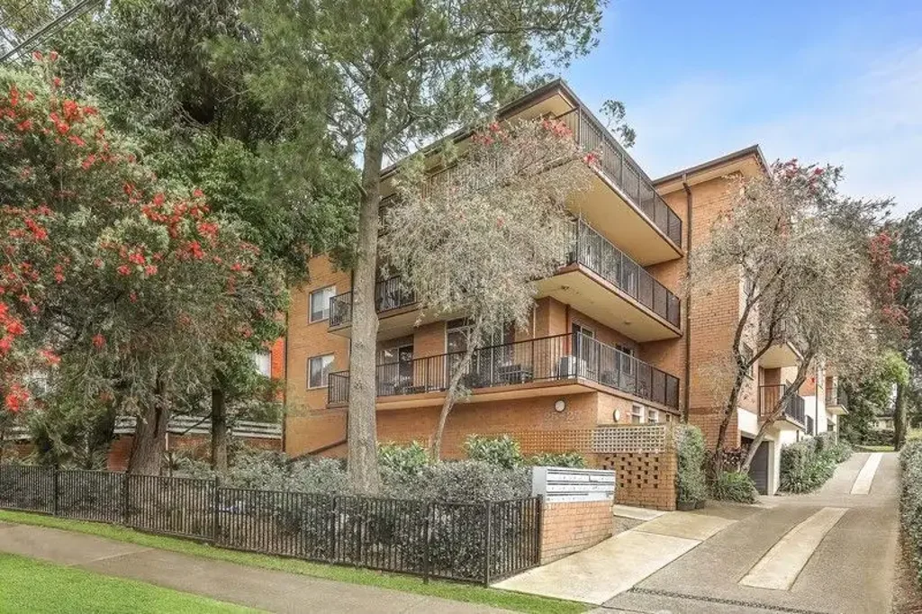 2 Bedroom Unit with LUG in a Convenient Location